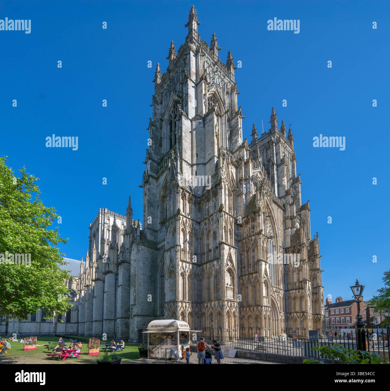 La façade ouest de York Minster (cathédrale de York) de Dean's Park, York, North Yorkshire, Angleterre Royaume-Uni Banque D'Images