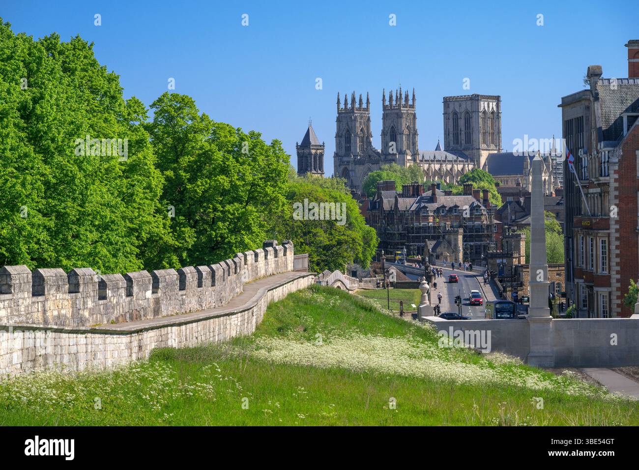 The City Wall Walk en direction de York Minster, York, Angleterre, Royaume-Uni. Banque D'Images