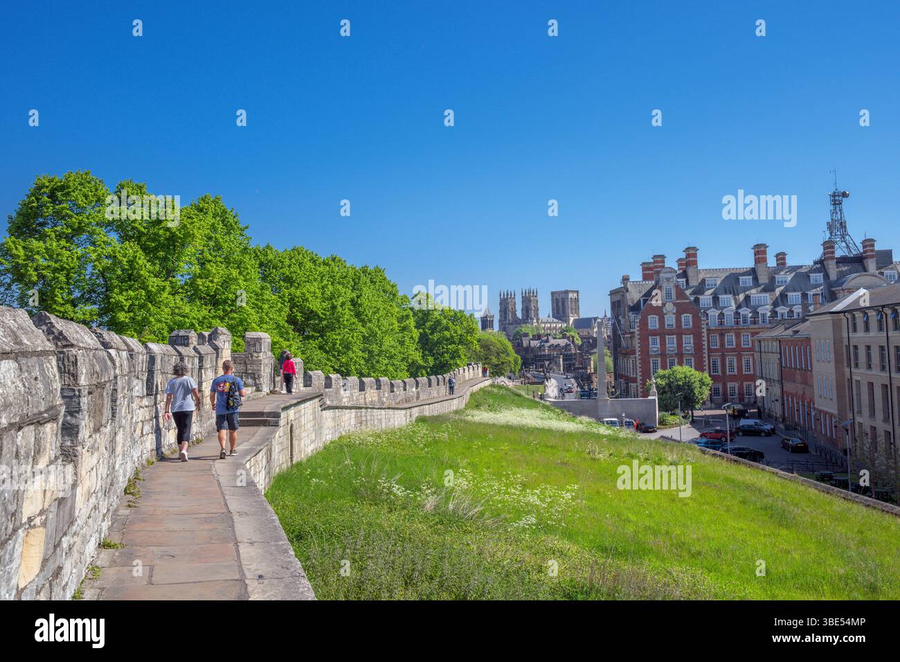 The City Wall Walk en direction de York Minster, York, Angleterre, Royaume-Uni. Banque D'Images