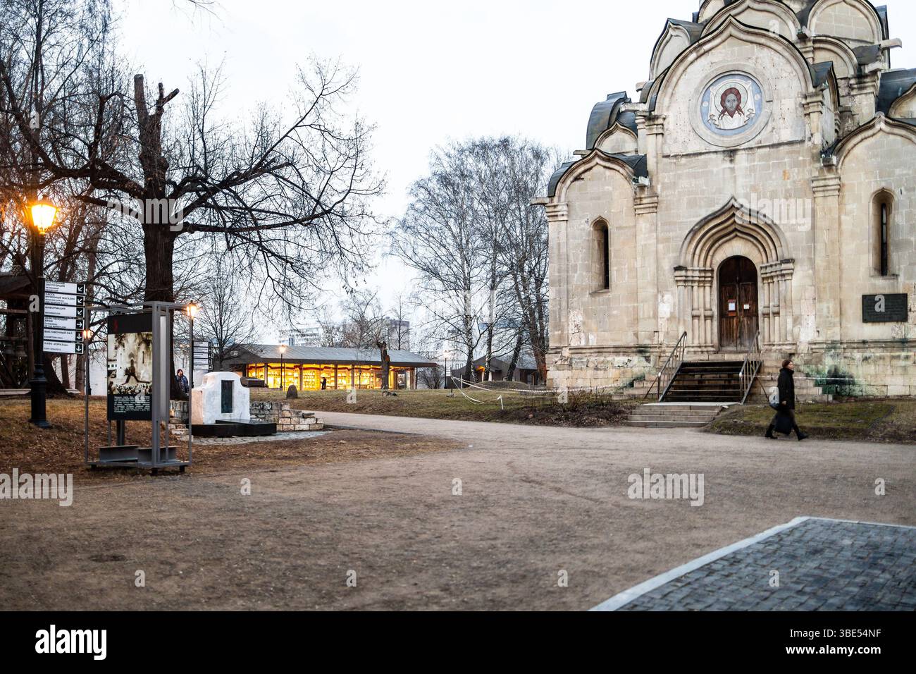Moscou, Russie - 13 mars 2025 : cour intérieure du monastère Andronikov du Sauveur avec le Musée central Andreï Rublev de la culture russe ancienne et AR Banque D'Images