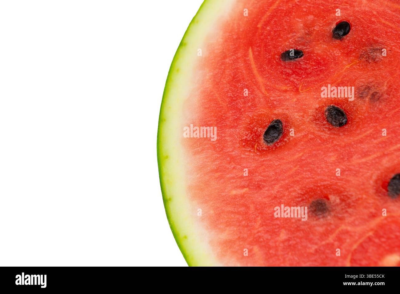 Tranche de pastèque fraîche gros plan avec graines et écorce. isolé sur fond blanc Banque D'Images