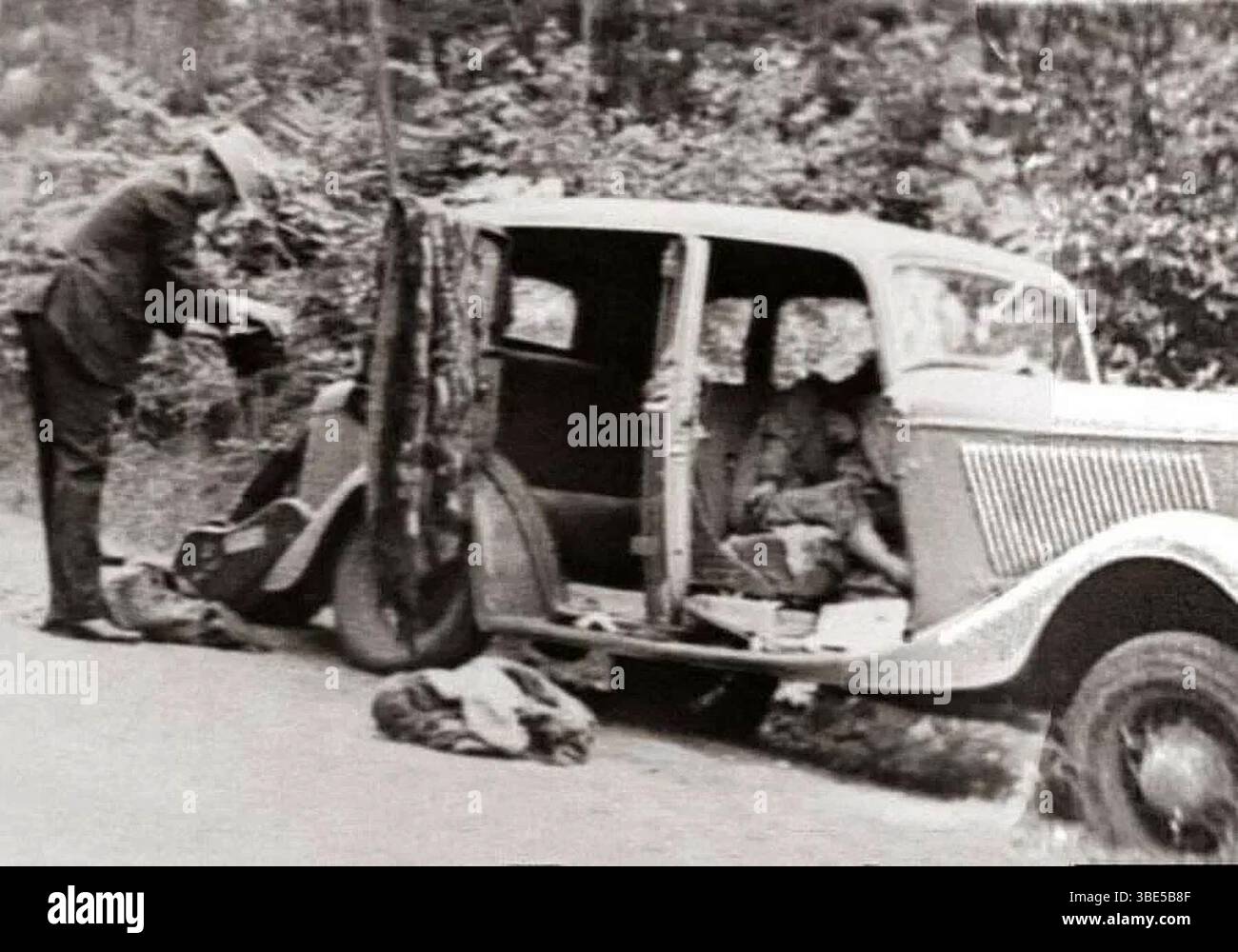Bonny et Clydes car (Ford V-8 1932), juste après l'embuscade. Le corps de Bonnie Parker est toujours sur le siège avant. Photo prise par les enquêteurs du FBI le 23 mai 1934. Bonnie Elizabeth Parker (1er octobre 1910 – 23 mai 1934) et Clyde Chestnut 'Champion' Barrow (24 mars 1909 – 23 mai 1934) étaient des hors-la-loi américains qui ont voyagé dans le centre des États-Unis avec leur gang pendant la Grande dépression, commettant une série d'actes criminels tels que des vols de banque, des enlèvements et des meurtres entre 1932 et 1934. Ils ont été pris en embuscade par la police et abattus dans la paroisse de Bienville, en Louisiane. Banque D'Images