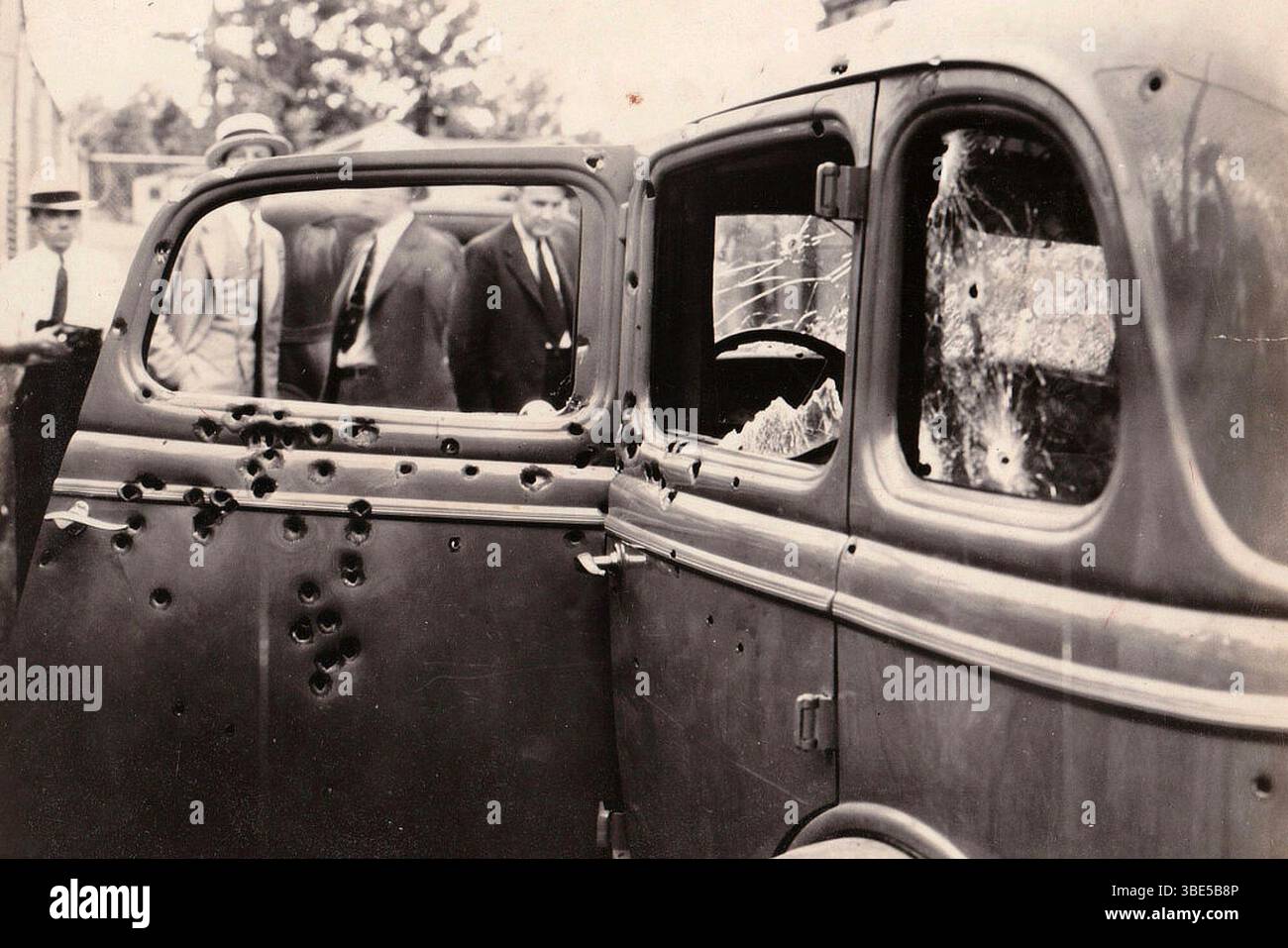 Voiture Bonny et Clydes (Ford V-8 1932), criblée de trous de balle après l'embuscade. Photo prise par les enquêteurs du FBI le 23 mai 1934. Bonnie Elizabeth Parker (1er octobre 1910 – 23 mai 1934) et Clyde Chestnut 'Champion' Barrow (24 mars 1909 – 23 mai 1934) étaient des hors-la-loi américains qui ont voyagé dans le centre des États-Unis avec leur gang pendant la Grande dépression, commettant une série d'actes criminels tels que des vols de banque, des enlèvements et des meurtres entre 1932 et 1934. Ils ont été pris en embuscade par la police et abattus dans la paroisse de Bienville, en Louisiane. Banque D'Images