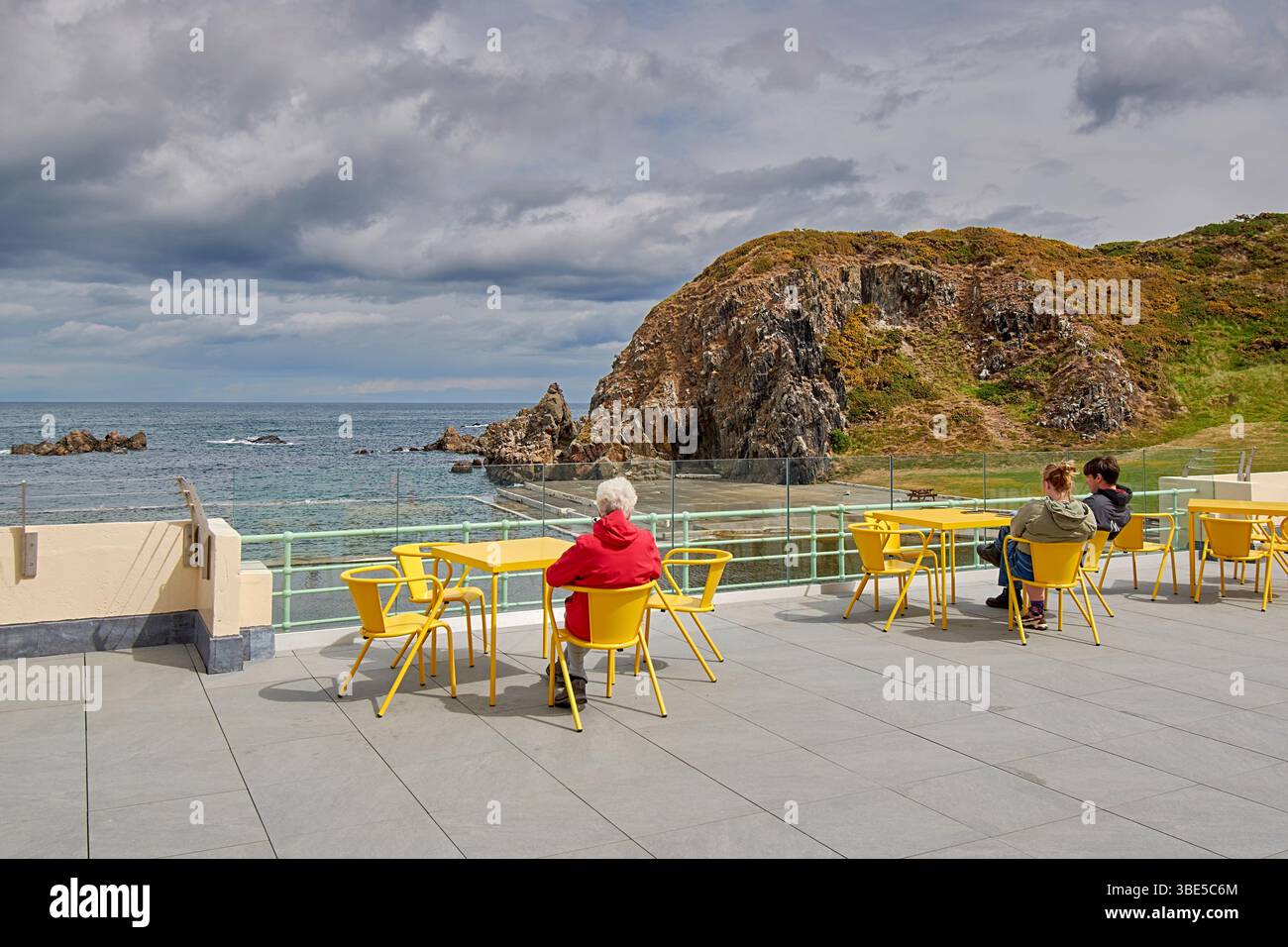 Macduff Aberdeenshire Écosse Tarlair ciel bleu et le pavillon de piscine extérieure rénové la vue depuis le toit Banque D'Images
