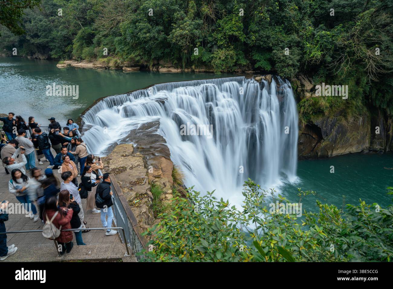 Image haute résolution de la cascade de Shifen, la plus large cascade de Taiwan, entourée de verdure luxuriante et de formations rocheuses naturelles Banque D'Images