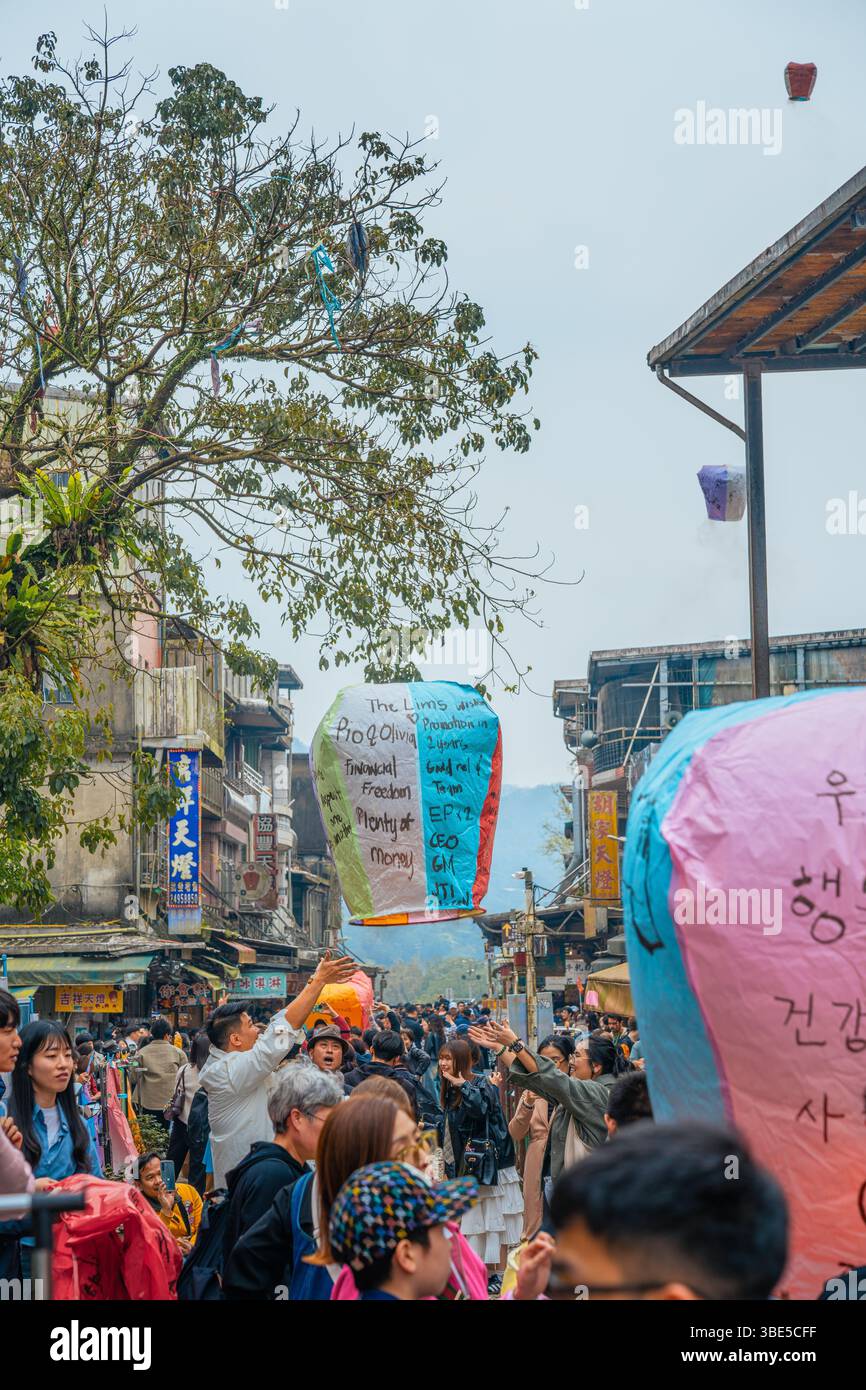 Shifen Sky Lanterns – Festival traditionnel taïwanais et célébration culturelle Banque D'Images