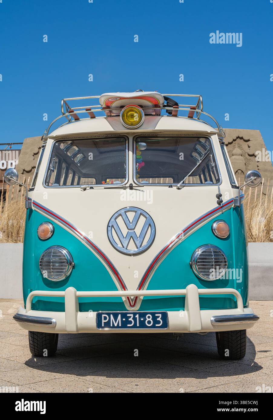 Scheveningen la Haye, pays-Bas, 25.05.2025, vue de face de l'emblématique Volkswagen Kombi 1969 avec planche de surf au salon Aircooler Banque D'Images