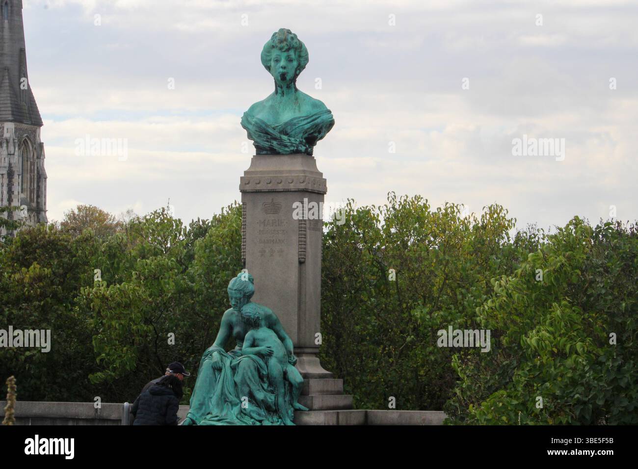 Büste auf Steinsockel mit grüner Patina im Park – Historisches Denkmal im Freien Banque D'Images