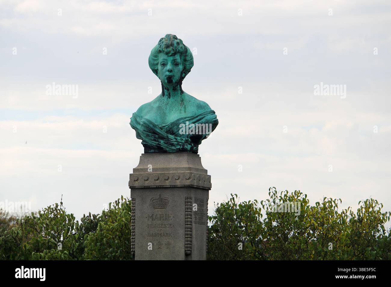 Büste auf Steinsockel mit grüner Patina im Park – Historisches Denkmal im Freien Banque D'Images