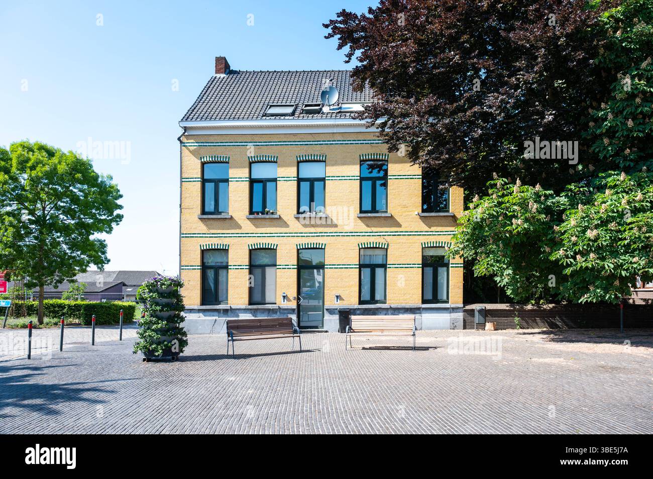 Maison de presbytère sur la place municipale de Kallo Beveren, Flandre orientale, Belgique 17 mai 2025 Banque D'Images