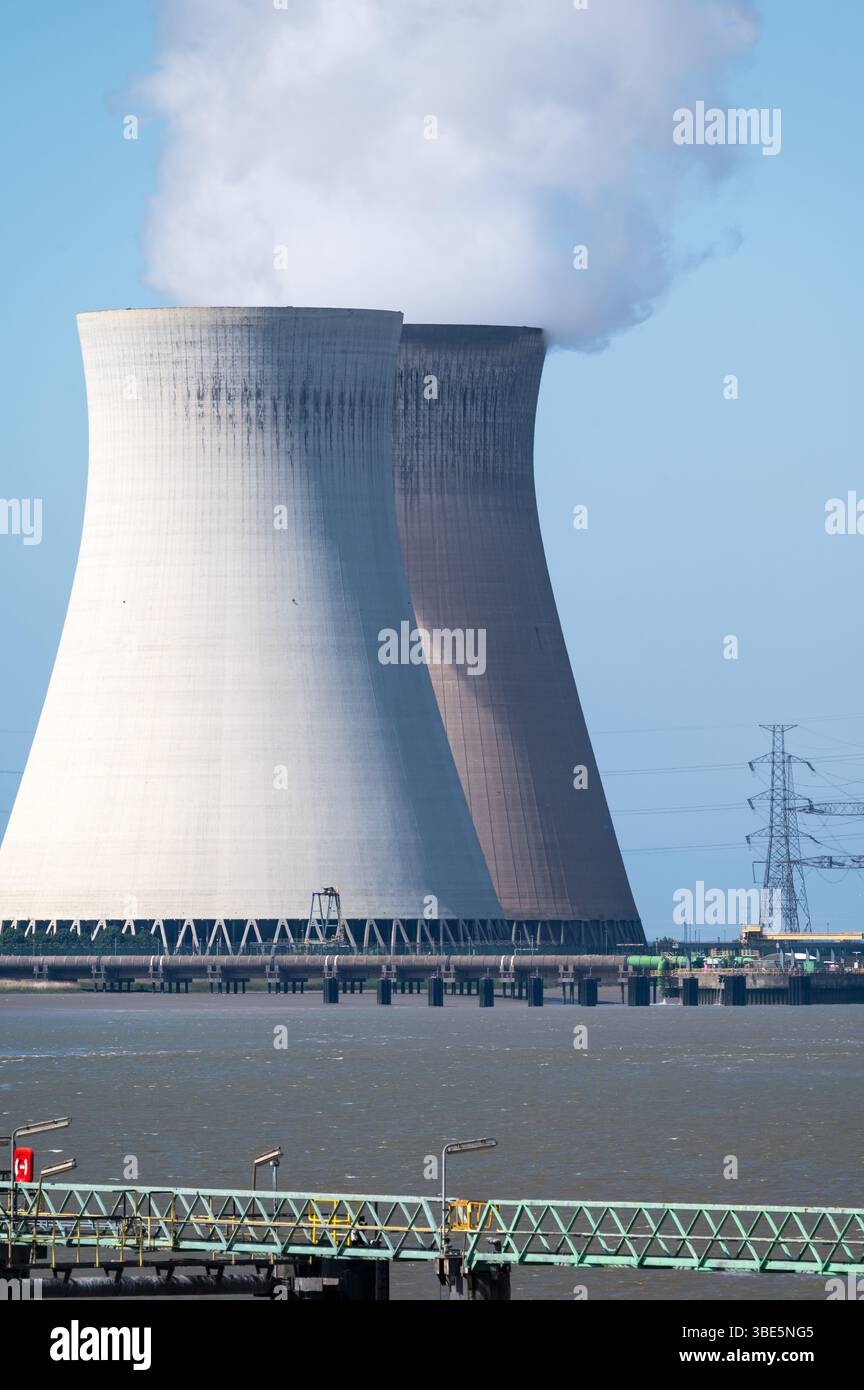 Tours de refroidissement de Doel et de cargos porte-conteneurs à l'Escaut et au port d'Anvers , vues de Beveren, Flandre orientale, Belgique le 17 mai 2025 Banque D'Images