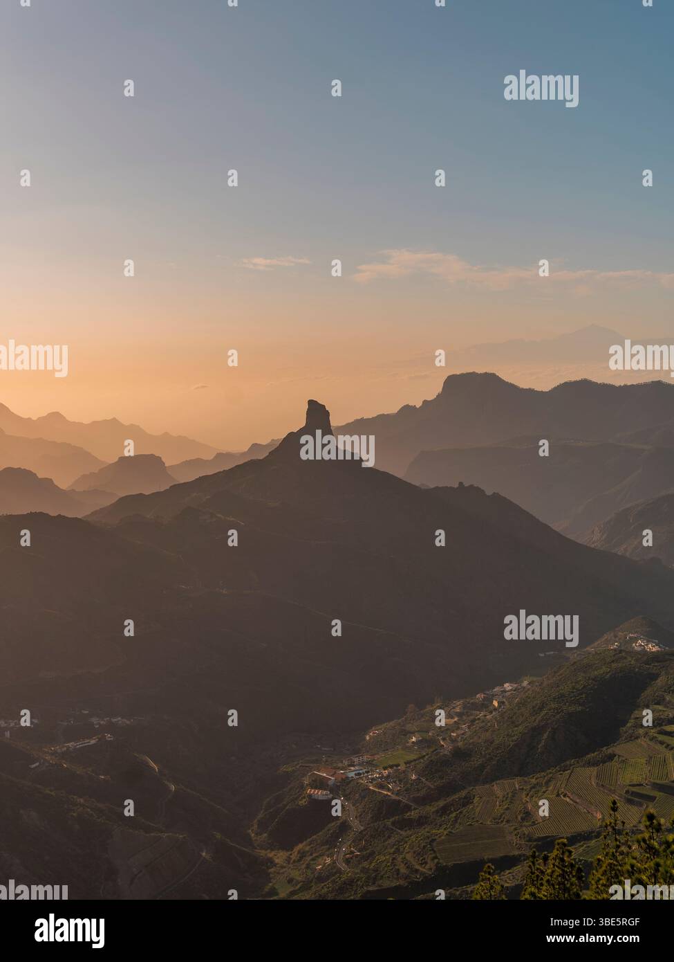 Une vue imprenable au lever du soleil sur Roque Nublo et les montagnes escarpées de Gran Canaria, capturant la beauté tranquille du paysage à l'aube. Banque D'Images