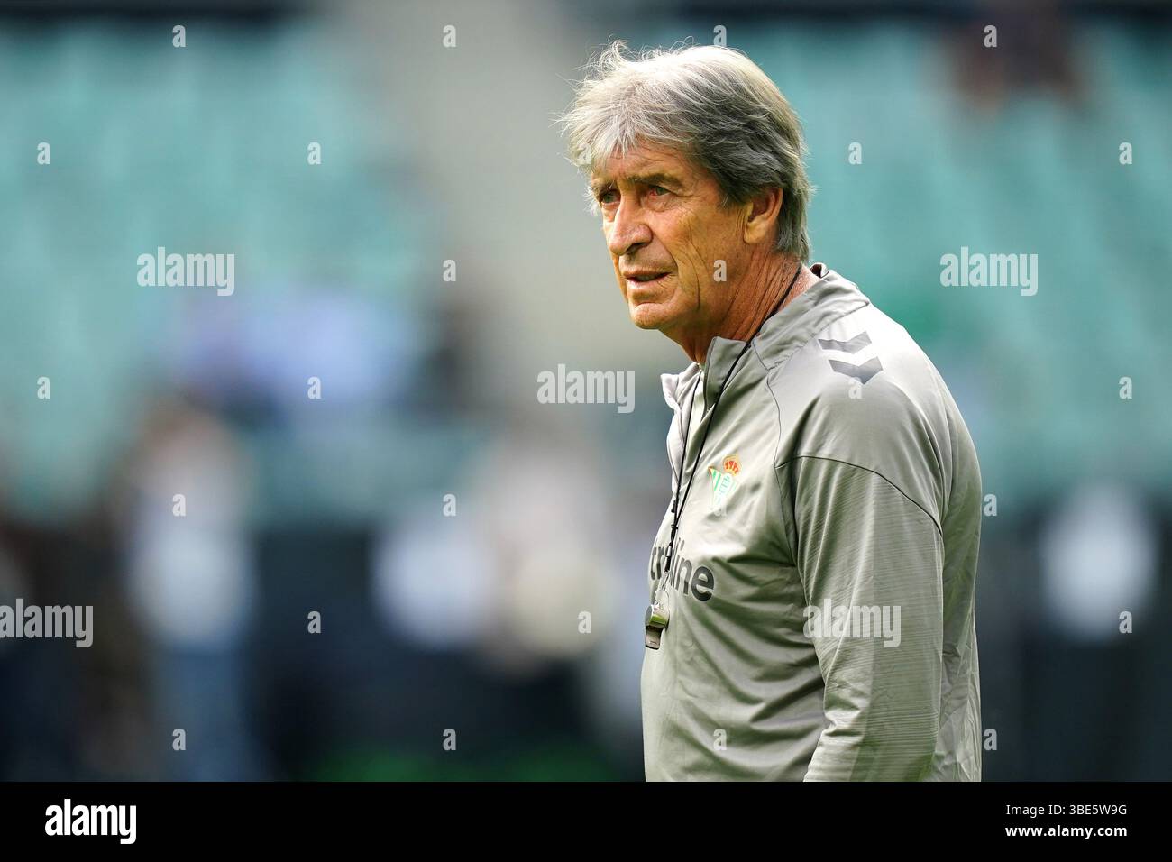 Le manager du Real Betis Manuel Pellegrini lors d'une séance d'entraînement au stade de Wroclaw, en Pologne, avant la finale de l'UEFA Conference League mercredi. Date de la photo : mardi 27 mai 2025. Banque D'Images
