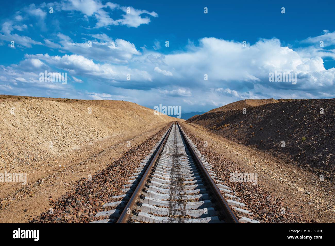 Chemin de fer en montagne, composition de perspective symétrique Banque D'Images