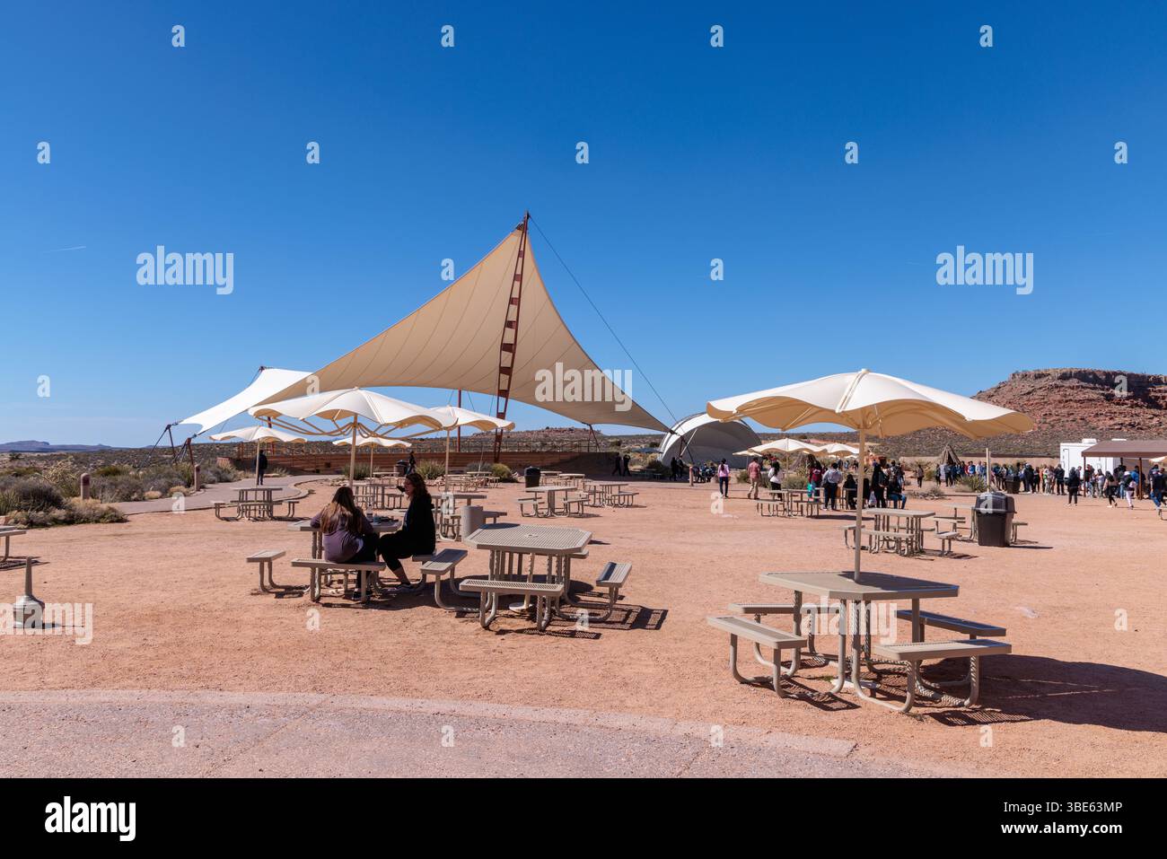 Des tables ombragées et un grand auvent offrent aux visiteurs de l'ombre du soleil du désert à Eagle point dans le Grand Canyon West près de Peach Springs, Arizona Banque D'Images