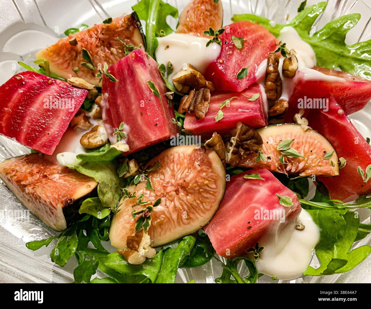 Salade de betteraves à la canne à sucre, figues et noix de pécan Banque D'Images