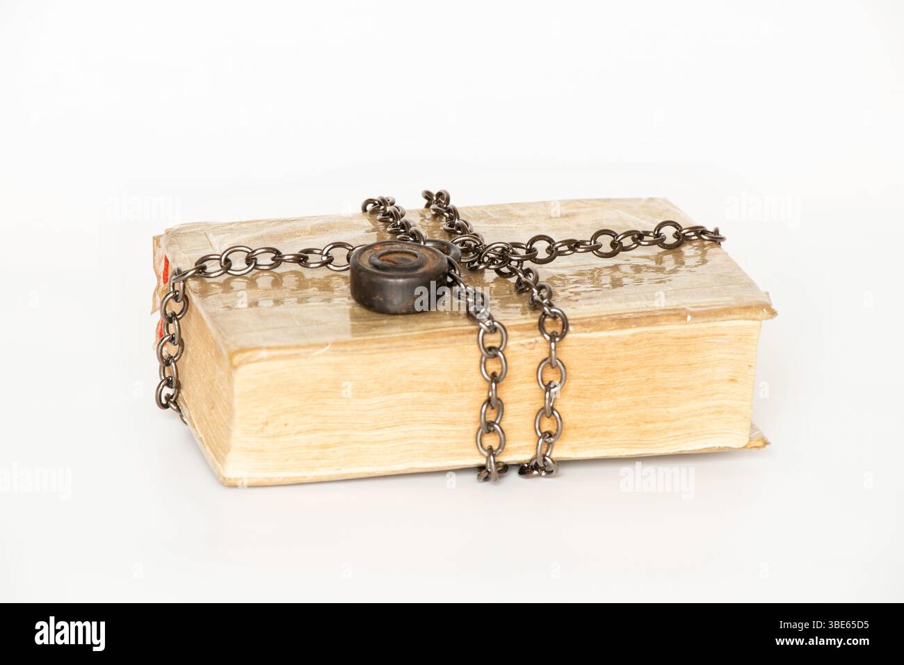 Vieux livre enveloppé avec une chaîne en métal avec serrure sur fond blanc Banque D'Images