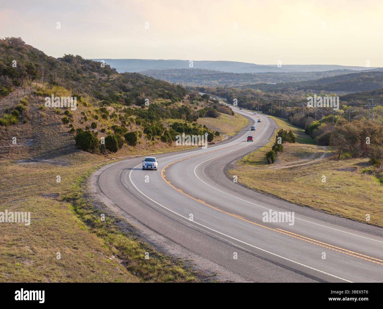 Route sinueuse dans le Texas Hill Country par un brillant matin de printemps Banque D'Images