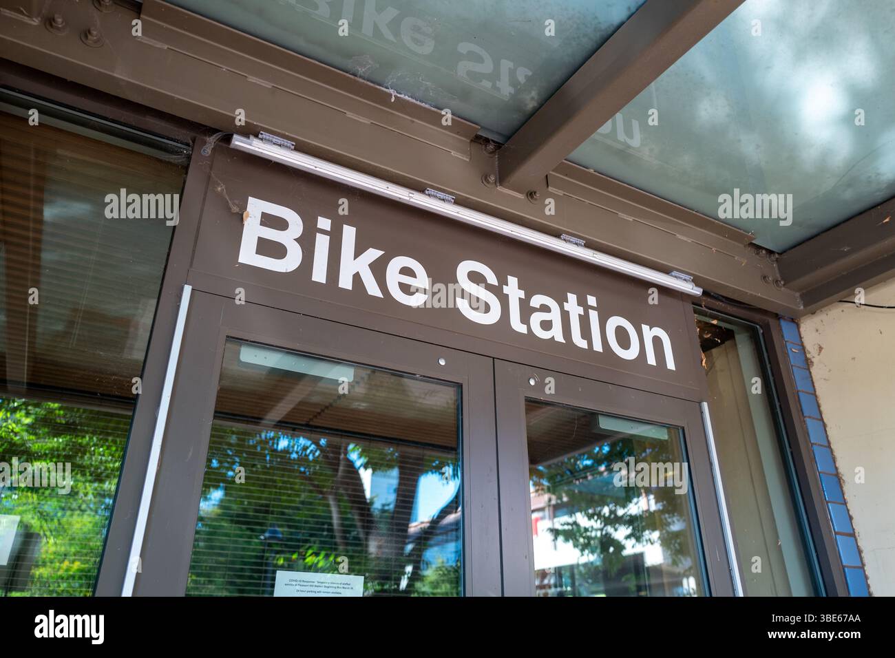 ÉTATS-UNIS. 06 septembre 2024. Entrée à une station de vélo avec signalisation sous une verrière, Pleasant Hill, Californie, 6 septembre 2024. La gare est utilisée par les navetteurs pour stocker les vélos en toute sécurité avant de monter à bord d'un train BART. (Photo Smith Collection/Gado/Sipa USA) crédit : Sipa USA/Alamy Live News Banque D'Images