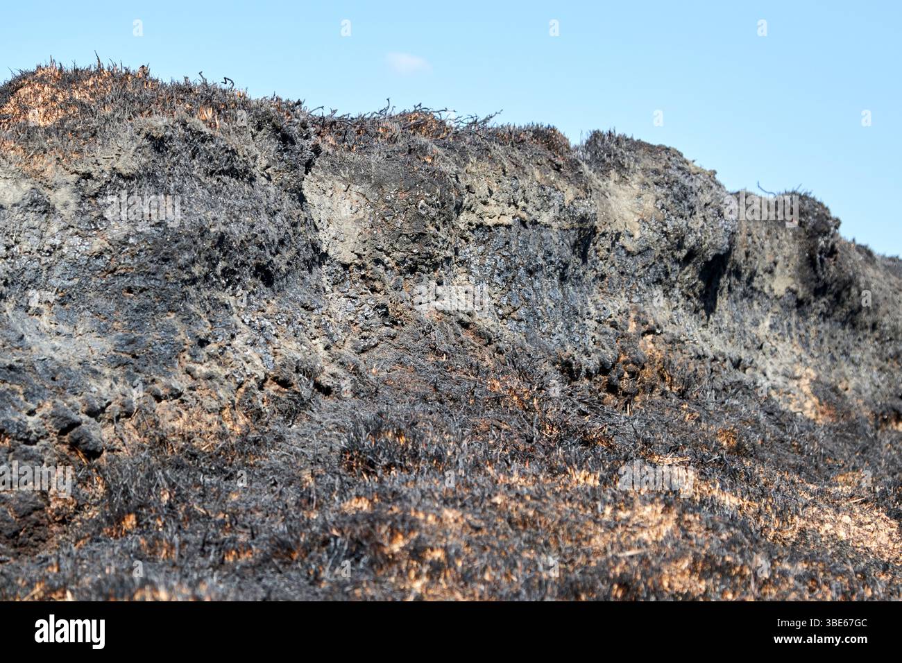 le feu sauvage par temps chaud d'été a endommagé la tourbière sur le sentier côtier de la montagne claggan comté mayo république d'irlande Banque D'Images