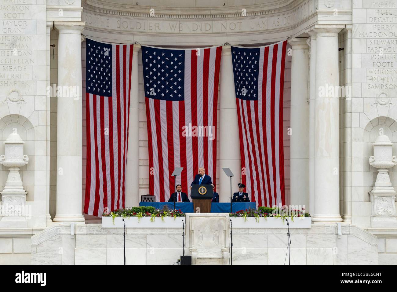 Arlington (États-Unis d'Amérique). 26 mai 2025. Arlington (États-Unis d'Amérique). 26 mai 2025. Le président américain Donald Trump prononce un discours lors de la célébration annuelle du Memorial Day au Memorial Amphitheater du cimetière national d'Arlington le 26 mai 2025 à Arlington, en Virginie. Crédit : Daniel Torok/White House photo/Alamy Live News Banque D'Images