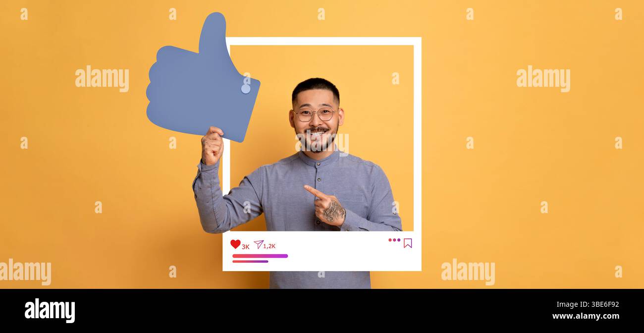 Un créateur de contenu engageant célèbre le succès des médias sociaux avec le pouce levé Banque D'Images