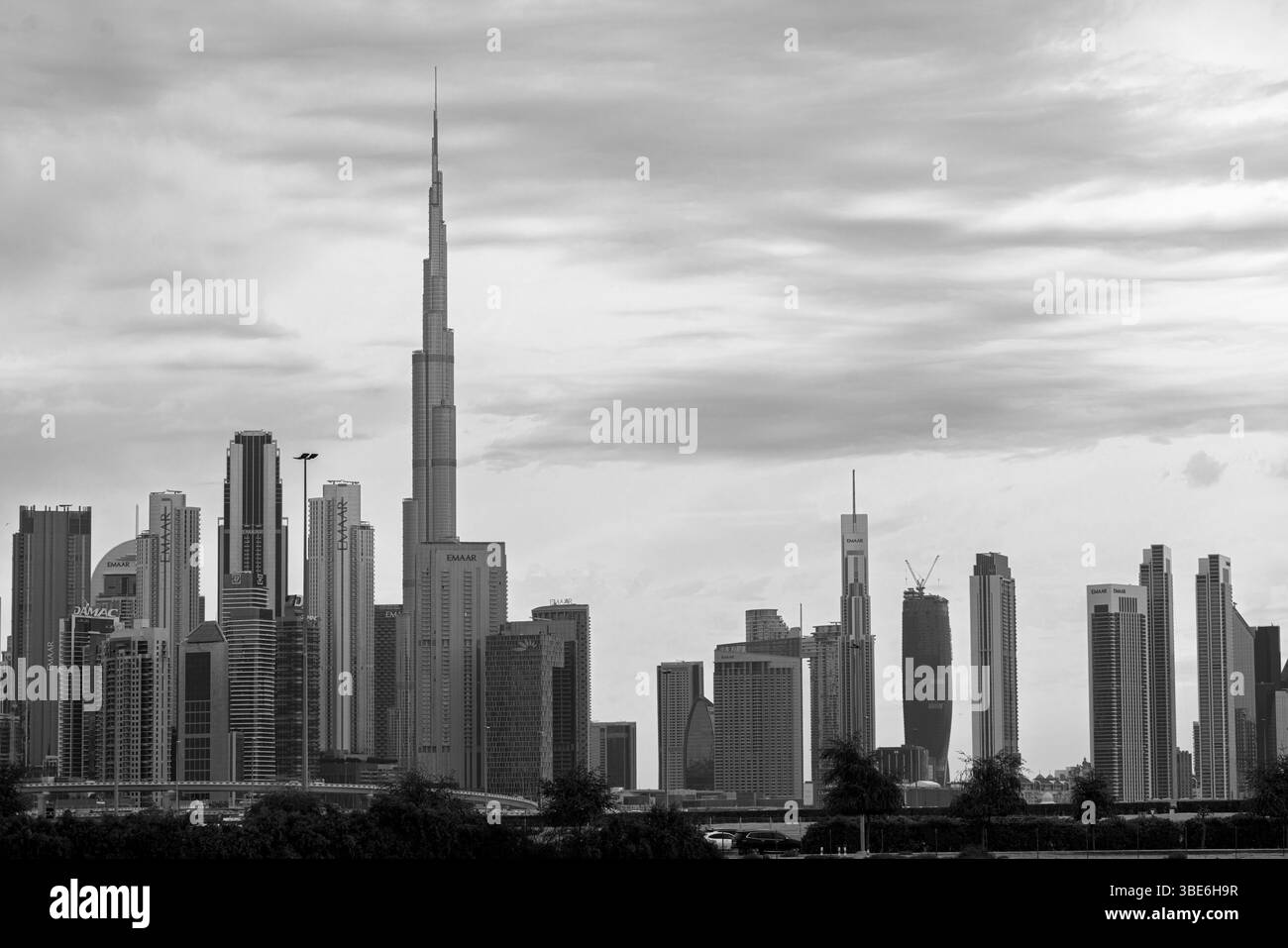 Le Burj Khalifa se dresse au-dessus des gratte-ciel de Dubaï dans une image classique en noir et blanc représentant les gratte-ciel emblématiques des Émirats arabes Unis. Banque D'Images