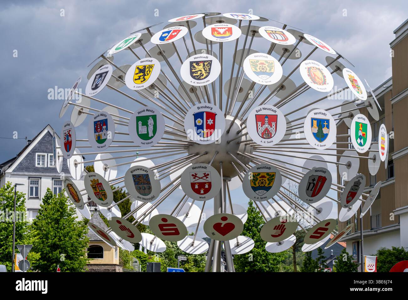 L'arbre des armoiries de Bergneustadt dans le quartier Oberbergischer Kreis, 102 panneaux montrent les armoiries des villes nouvelles d'Europe. Bergneustadt bel Banque D'Images