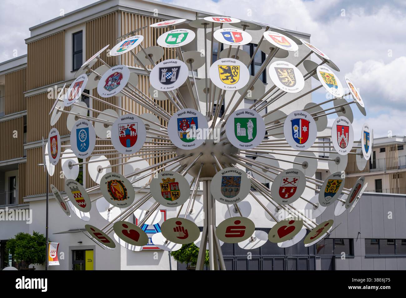 L'arbre des armoiries de Bergneustadt dans le quartier Oberbergischer Kreis, 102 panneaux montrent les armoiries des villes nouvelles d'Europe. Bergneustadt bel Banque D'Images