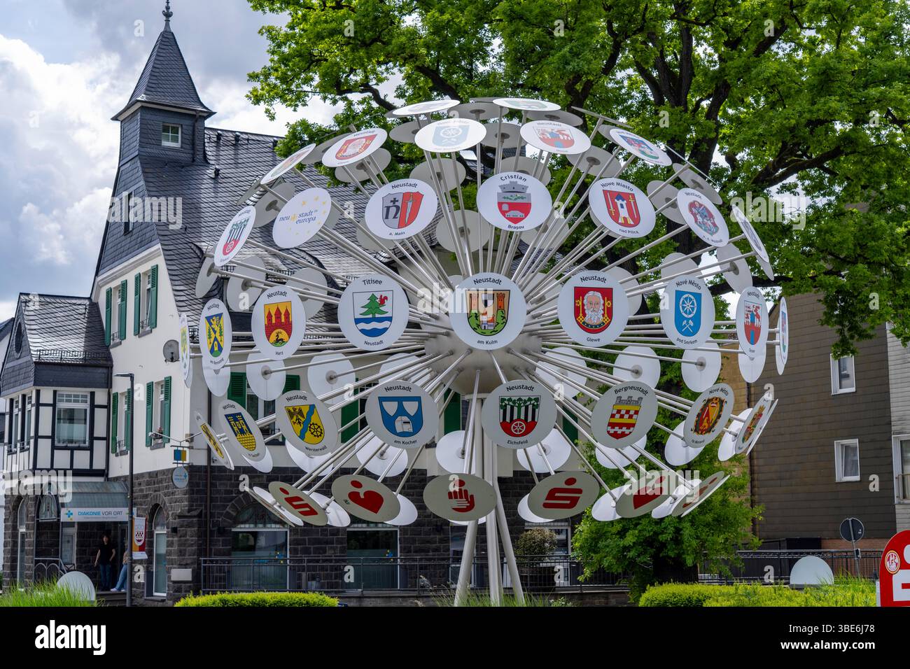 L'arbre des armoiries de Bergneustadt dans le quartier Oberbergischer Kreis, 102 panneaux montrent les armoiries des villes nouvelles d'Europe. Bergneustadt bel Banque D'Images