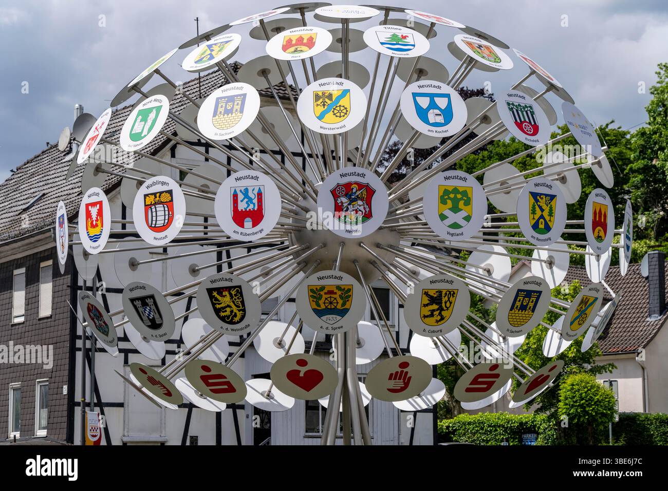 L'arbre des armoiries de Bergneustadt dans le quartier Oberbergischer Kreis, 102 panneaux montrent les armoiries des villes nouvelles d'Europe. Bergneustadt bel Banque D'Images