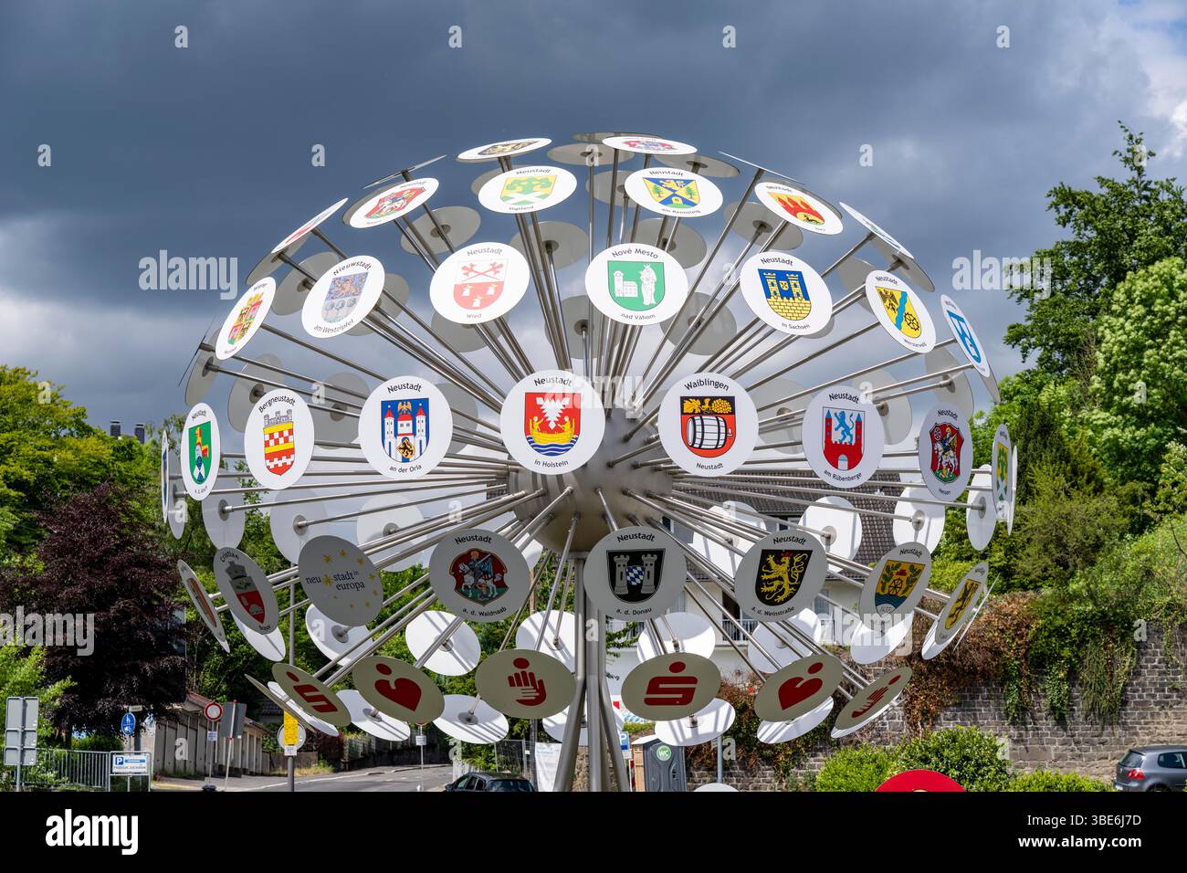 L'arbre des armoiries de Bergneustadt dans le quartier Oberbergischer Kreis, 102 panneaux montrent les armoiries des villes nouvelles d'Europe. Bergneustadt bel Banque D'Images
