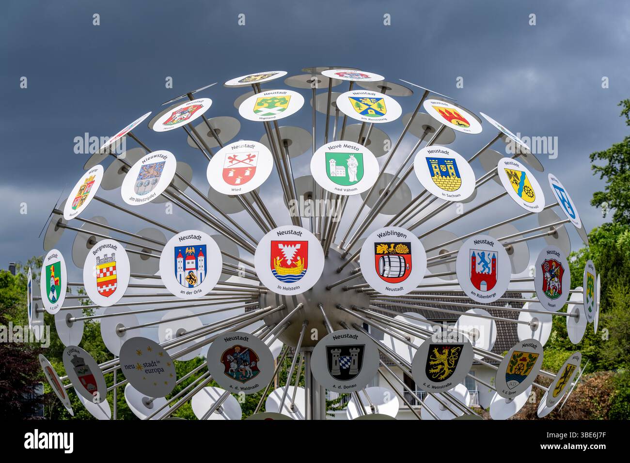 L'arbre des armoiries de Bergneustadt dans le quartier Oberbergischer Kreis, 102 panneaux montrent les armoiries des villes nouvelles d'Europe. Bergneustadt bel Banque D'Images