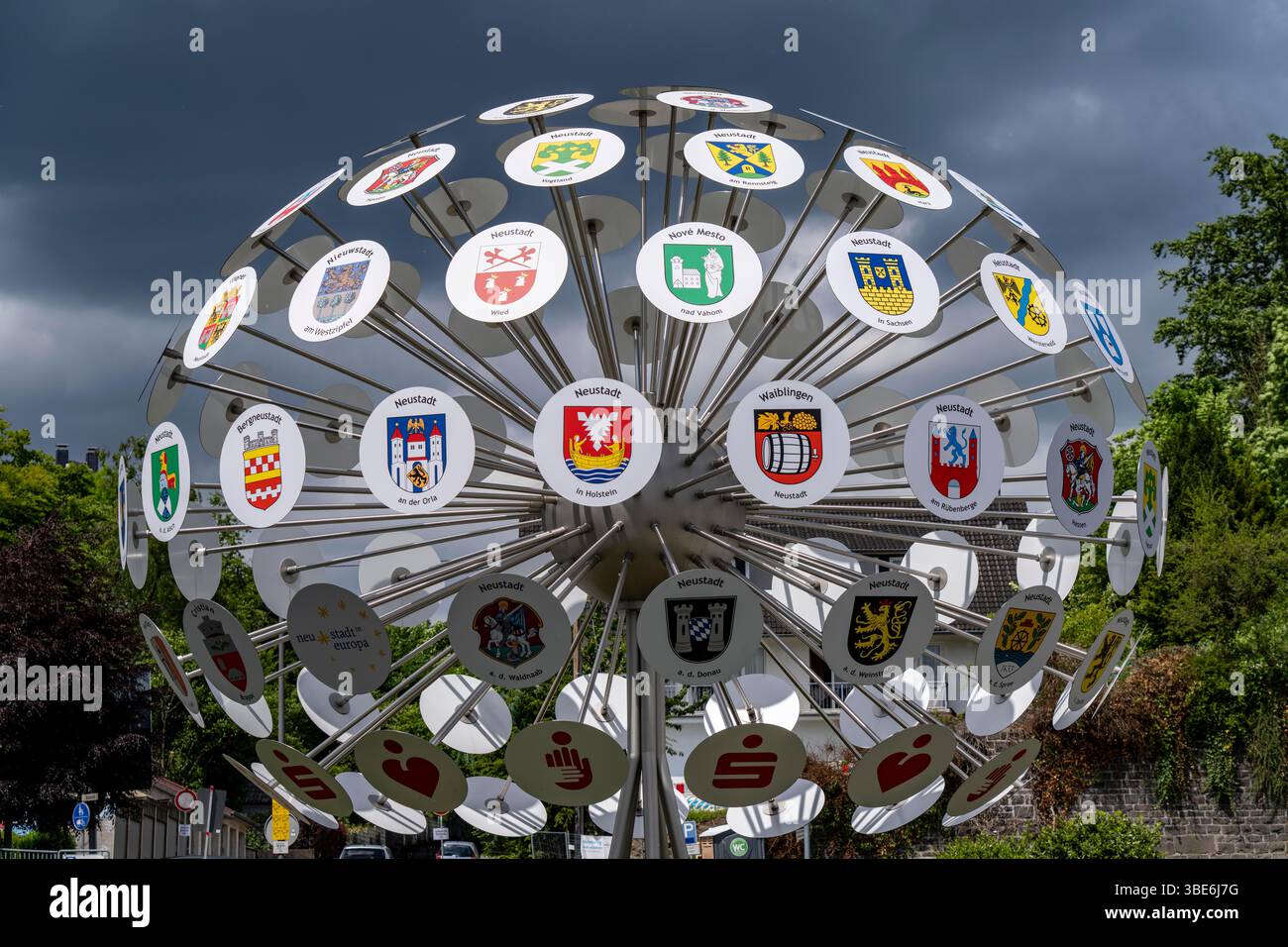 L'arbre des armoiries de Bergneustadt dans le quartier Oberbergischer Kreis, 102 panneaux montrent les armoiries des villes nouvelles d'Europe. Bergneustadt bel Banque D'Images