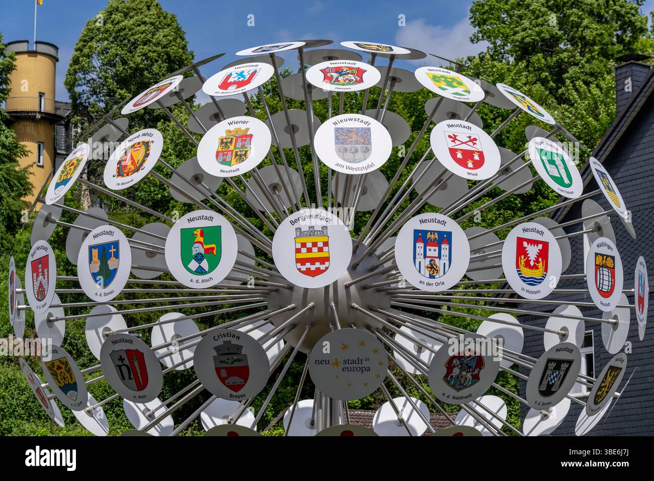 L'arbre des armoiries de Bergneustadt dans le quartier Oberbergischer Kreis, 102 panneaux montrent les armoiries des villes nouvelles d'Europe. Bergneustadt bel Banque D'Images