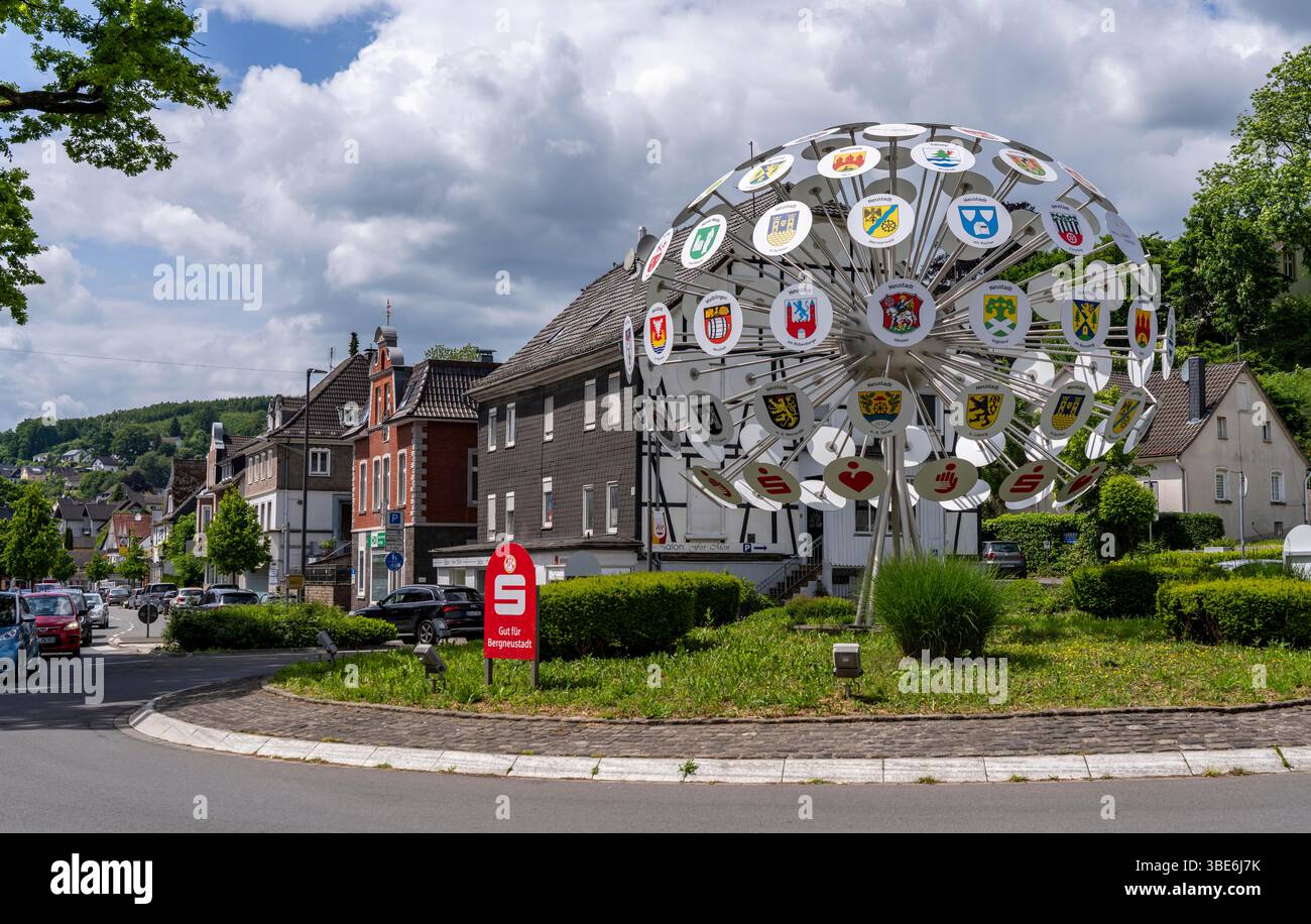 L'arbre des armoiries de Bergneustadt dans le quartier Oberbergischer Kreis, 102 panneaux montrent les armoiries des villes nouvelles d'Europe. Bergneustadt bel Banque D'Images