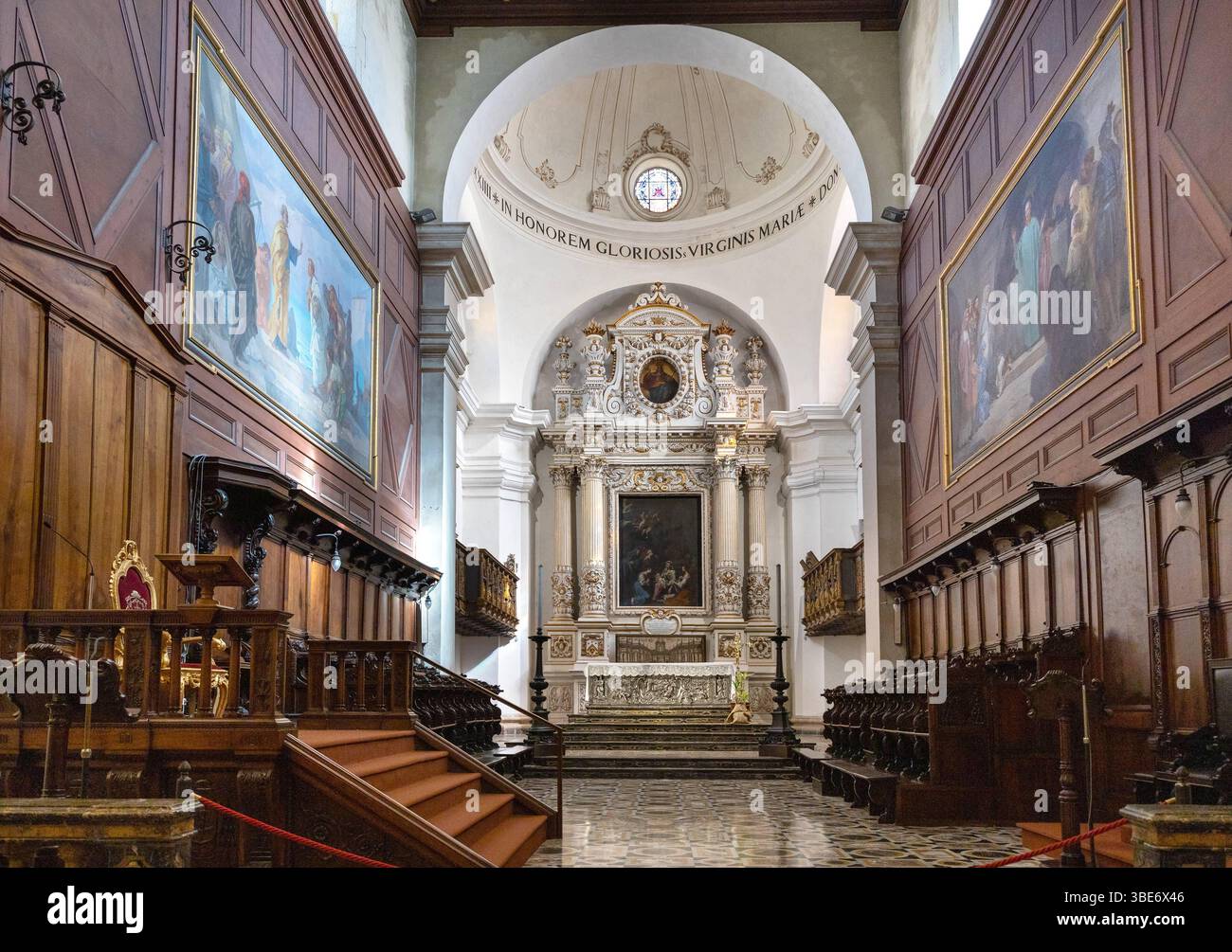 Syracuse, Sicile, Italie - 16 février 2023 : nef principale et presbytère de la cathédrale de la Nativité de Sainte Marie sur la place Piazza Duomo sur l'île d'Ortigia de S. Banque D'Images