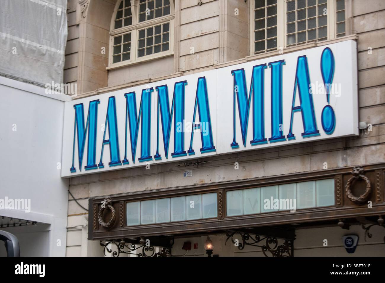 Un grand panneau bleu et blanc pour 'Mamma Mia !' Exposé à l'extérieur d'un théâtre à Londres. Banque D'Images