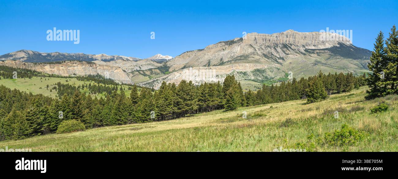 panorama du récif du château et des contreforts le long du front de montagne rocheux près d'augusta, montana Banque D'Images