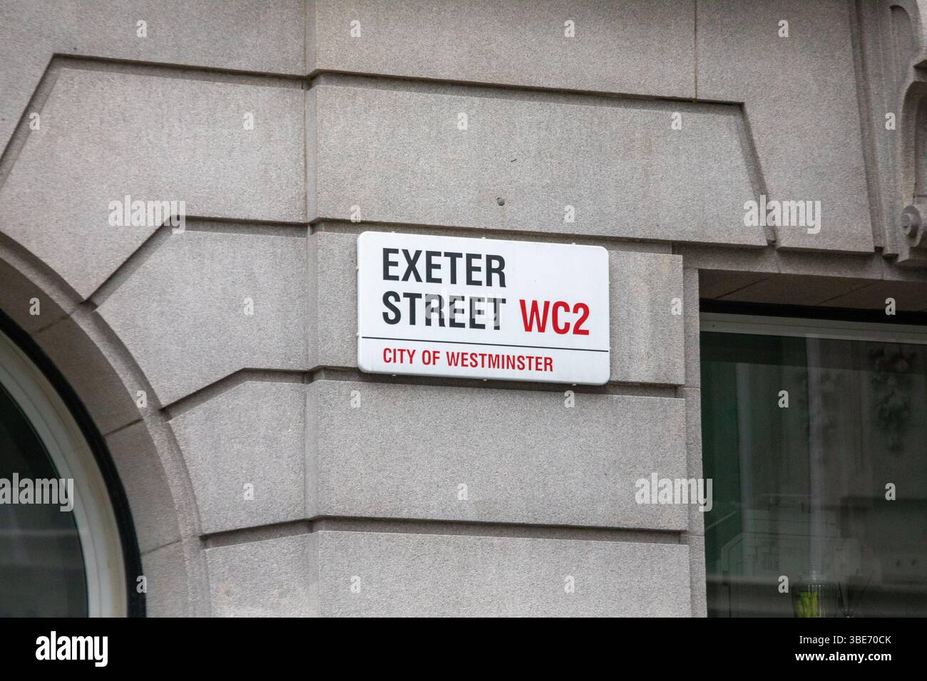 Panneau indiquant Exeter Street dans la ville de Westminster, Londres. Détail architectural urbain. Banque D'Images