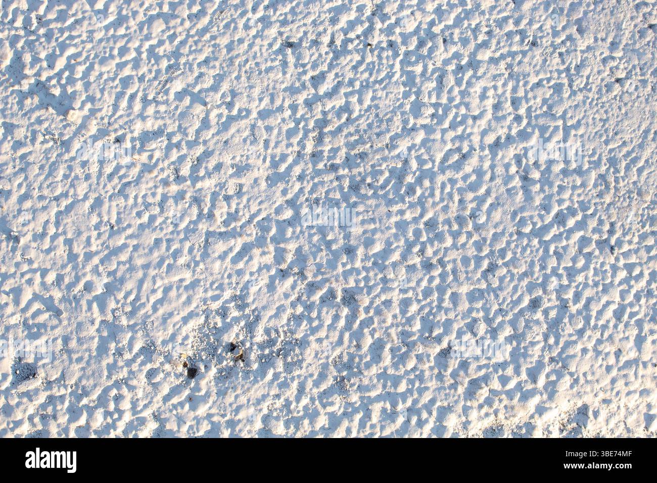 Gros plan d'une section blanche fraîchement peinte d'un passage piétonnier. Fond créatif Banque D'Images
