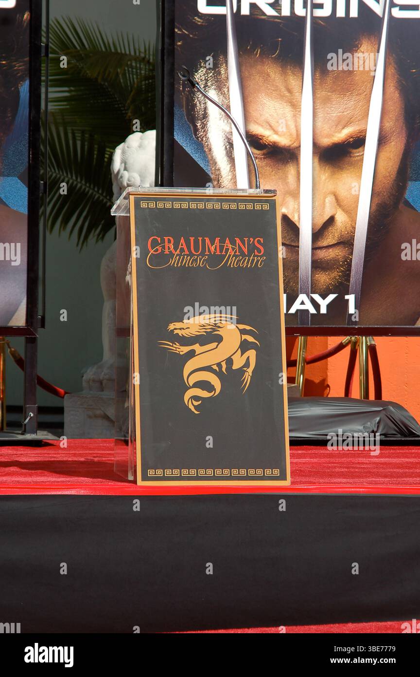Chapiteau du théâtre chinois de Grauman avec une affiche promotionnelle pour X-Men Origins : Wolverine exposée lors de la cérémonie de la main et de l'empreinte de Hugh Jackman à Hollywood, Los Angeles, Californie, le 21 avril 2009. Banque D'Images