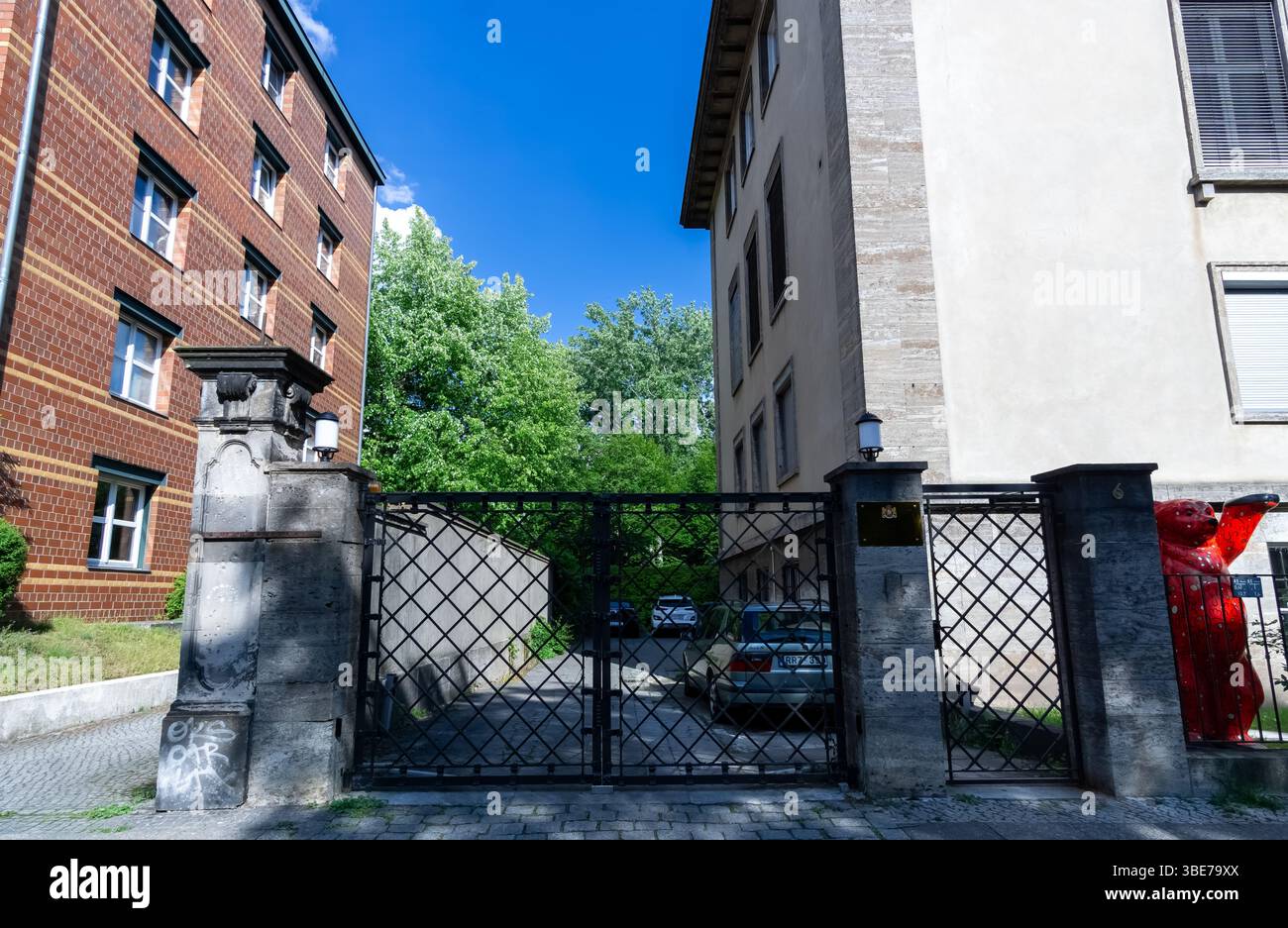 Entrée à l'ambassade de Géorgie dans le quartier diplomatique de Berlin, avec porte, piliers en pierre et signalisation nationale. Banque D'Images