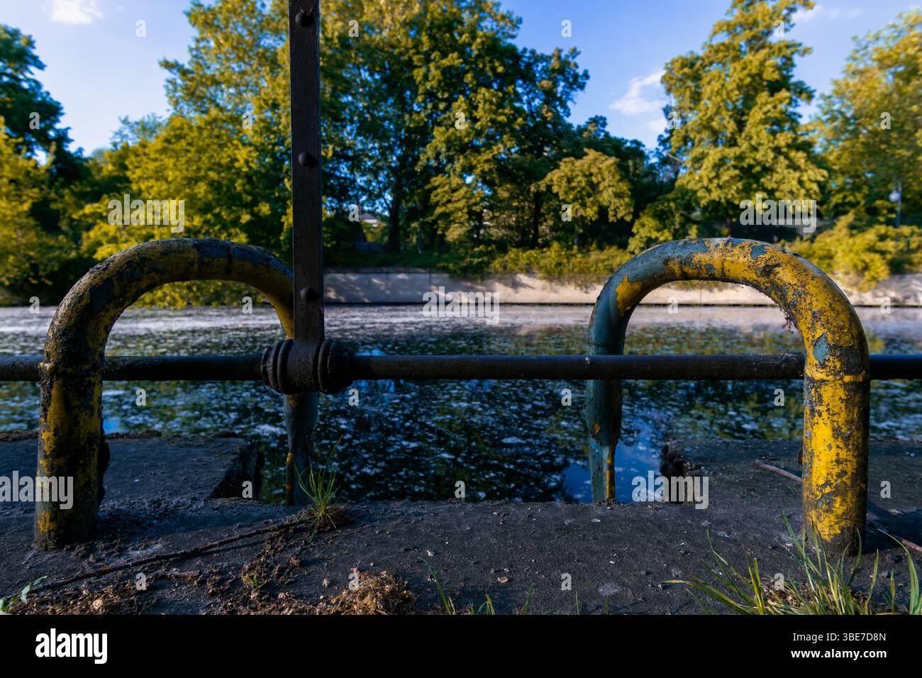 Balustrades rouillées d'accès au canal à Lützowufer, Berlin, un après-midi de printemps. Banque D'Images