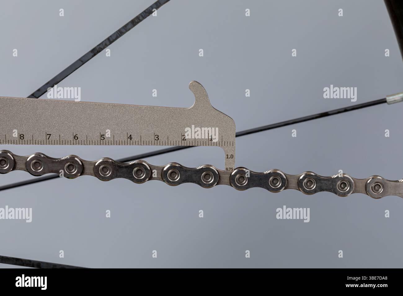 Vérification de l'usure de la chaîne de bicyclette à l'aide d'un outil Vélo, entretien de vélo et concept de réparation. Banque D'Images