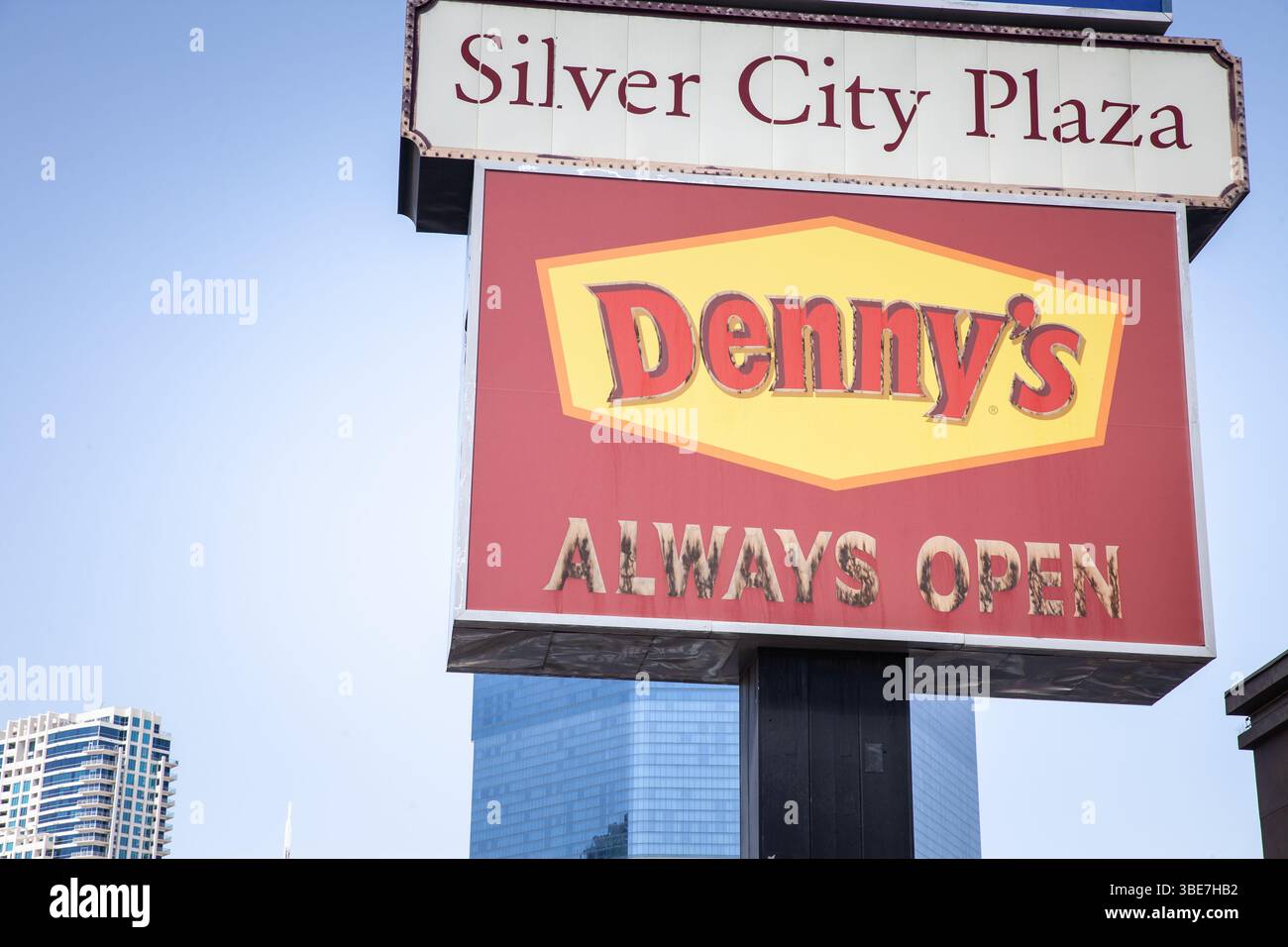 LAS VEGAS, 21 AOÛT 2024 : le panneau « Always Open » de Denny domine Silver City Plaza sur le Strip de Las Vegas. Dennys est une chaîne de restaurants américaine Banque D'Images