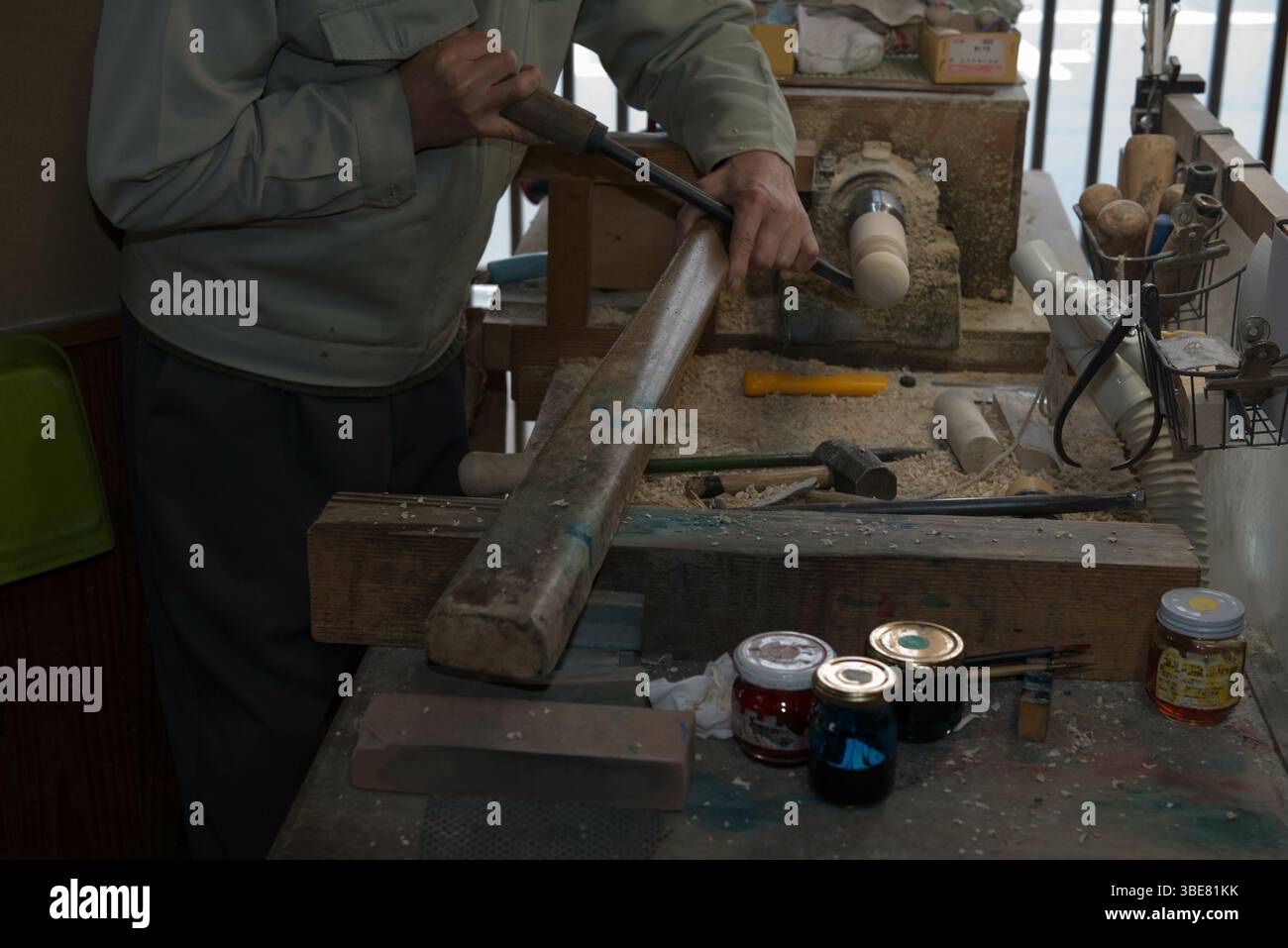 Le processus de fabrication des poupées Kokeshi Banque D'Images