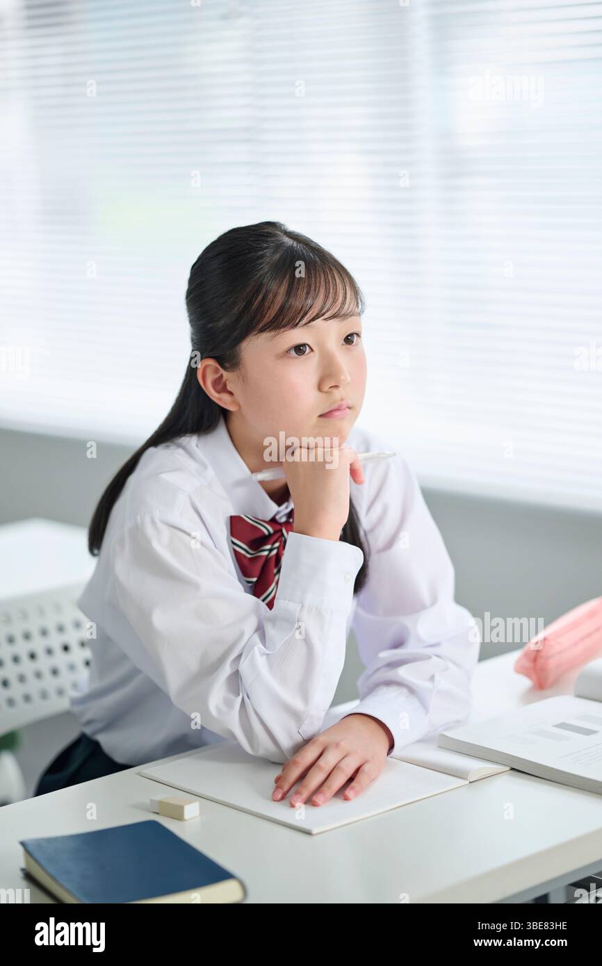 Des filles du premier cycle du secondaire prenant un cours dans une salle de classe Banque D'Images