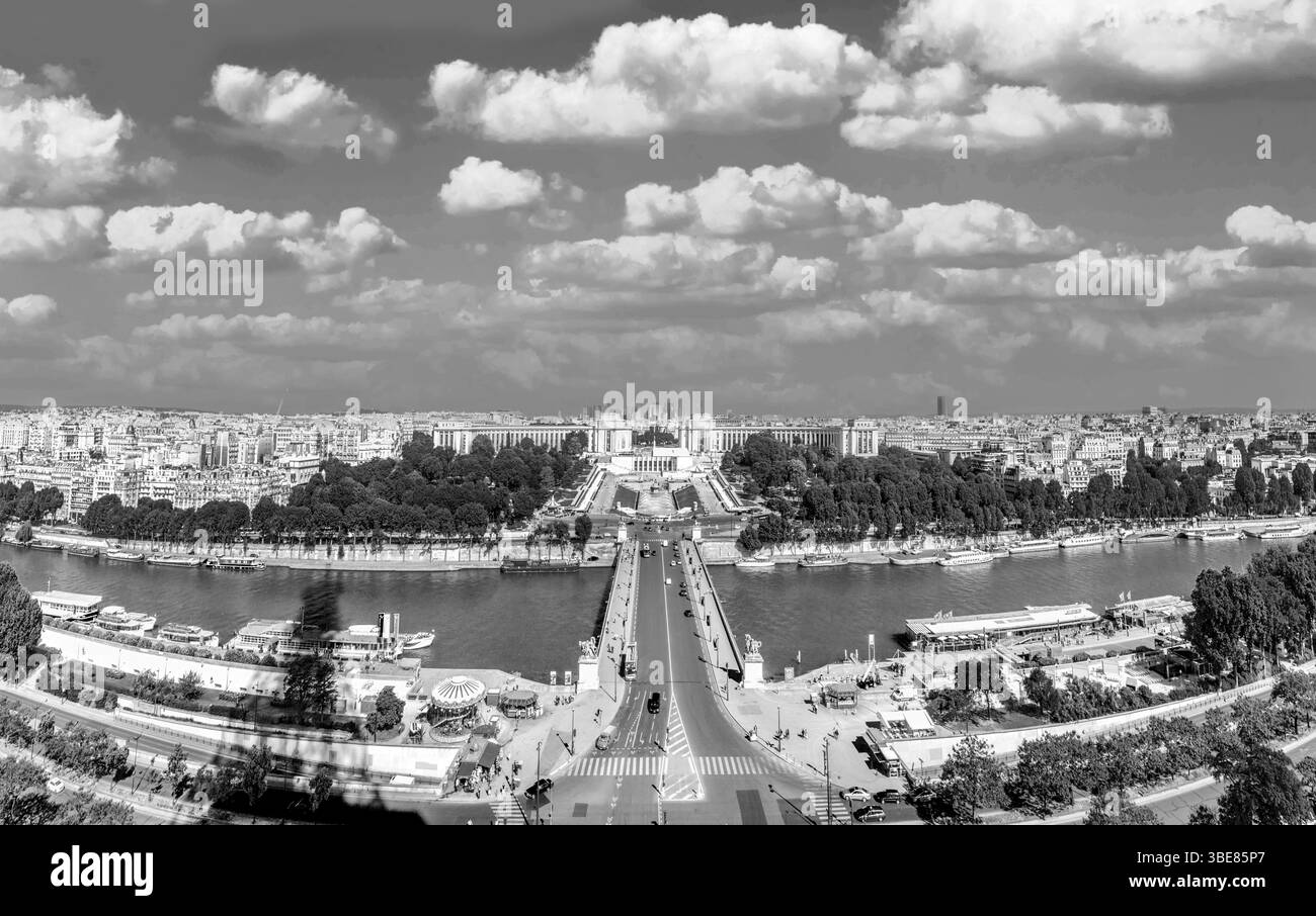 Paris, France - 12 juin 2015 : vue sur le Palais de Chaillot, statues d'or et tour Eiffel en arrière-plan - touristes et Parisiens marchant à l'e Banque D'Images