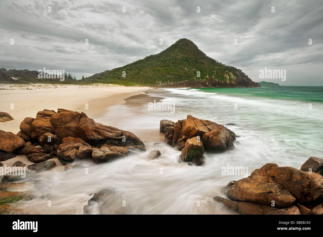 Vue sur Zenith Beach jusqu'à Tomaree Head dans le parc national de Tomaree. Banque D'Images